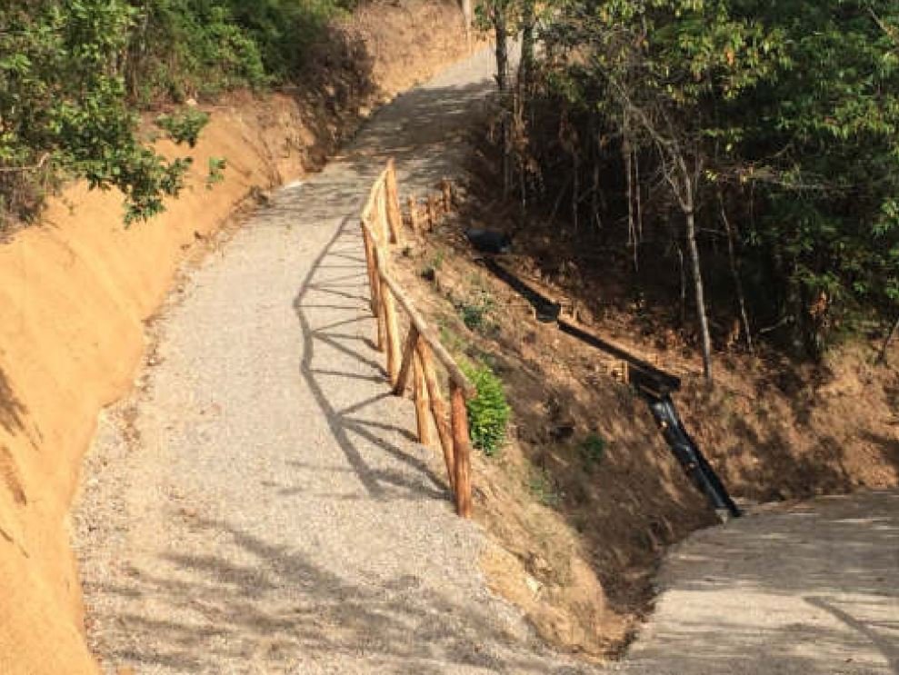 Strada forestale con staccionata in legno realizzata con un contributo del programma di sviluppo rurale