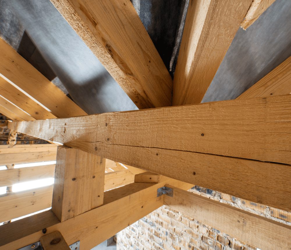 Travi e capriate in legno di una copertura